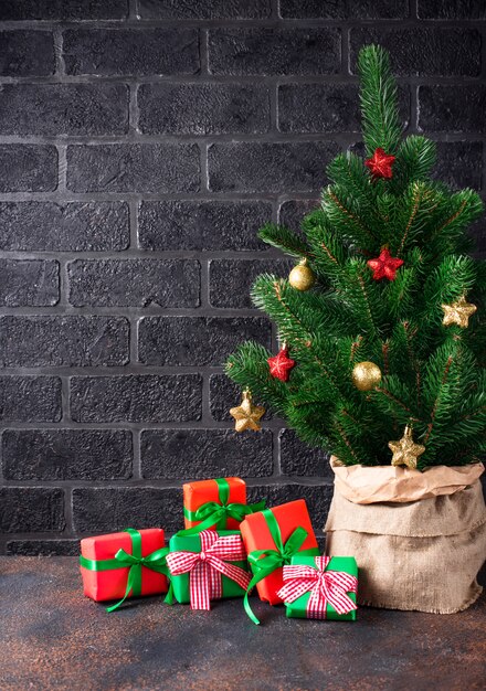 Kerstboom met geschenkdozen