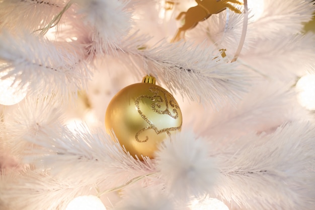 Kerstboom met gouden ballen. Nieuwjaar viering achtergrond.