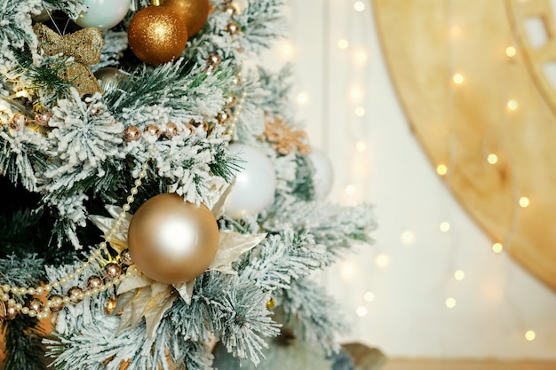 Kerstboom met gouden decoratieachtergrond