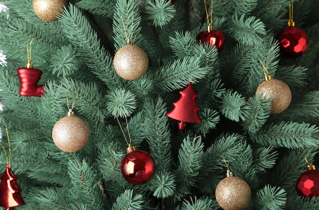 Kerstboom met gouden en rode ballen kerstkaart topweergave