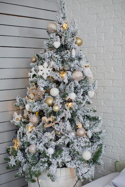 Kerstboom met gouden en witte versieringen