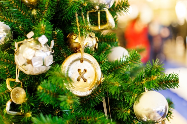 Kerstboom met gouden speelgoed.