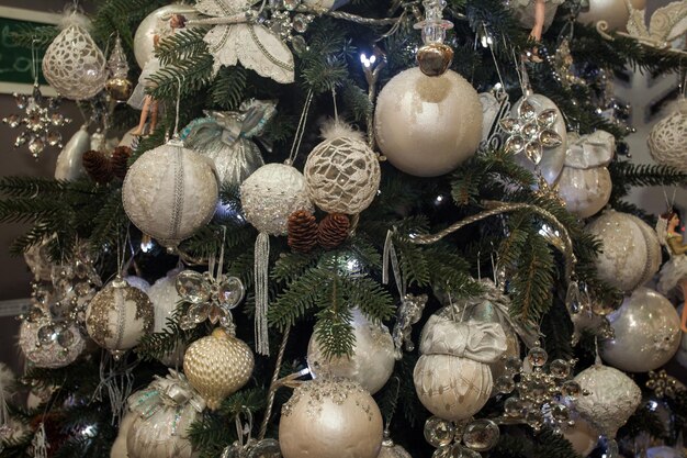 Kerstboom met heldere kerstballen en versieringen