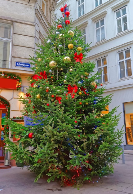 Kerstboom met moderne designdecoratie in het centrum van Wenen in Oostenrijk