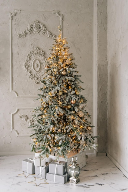 Kerstboom met mooi speelgoed stijlvol kerst- en nieuwjaarsdecor