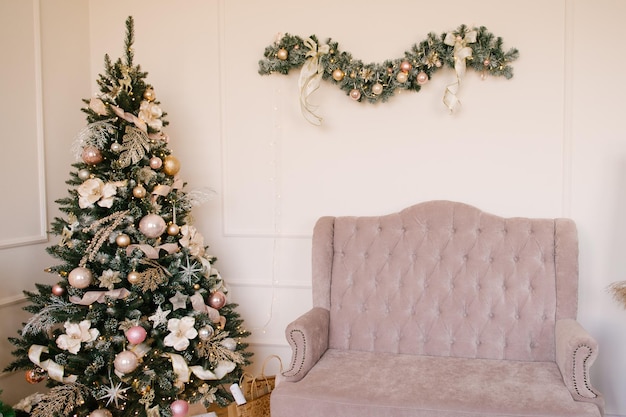 Kerstboom met mooi speelgoed stijlvol kerst- en nieuwjaarsdecor