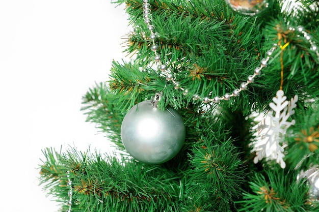 Kerstboom met ornamenten close-up