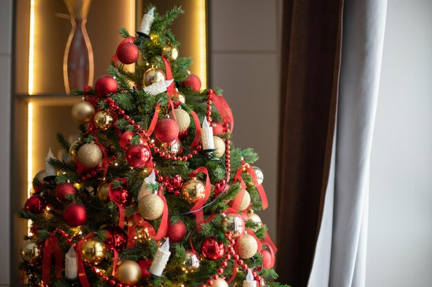 Kerstboom met rode en gouden ballen. Hoge kwaliteit foto