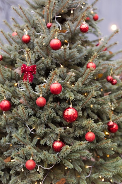 Kerstboom met rode versieringen