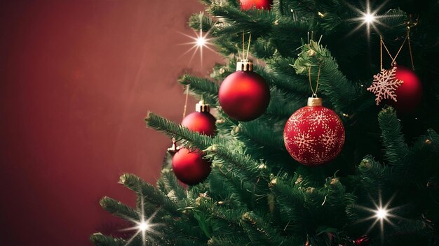 Kerstboom met rood bal ornament en decoratie sprankelend licht