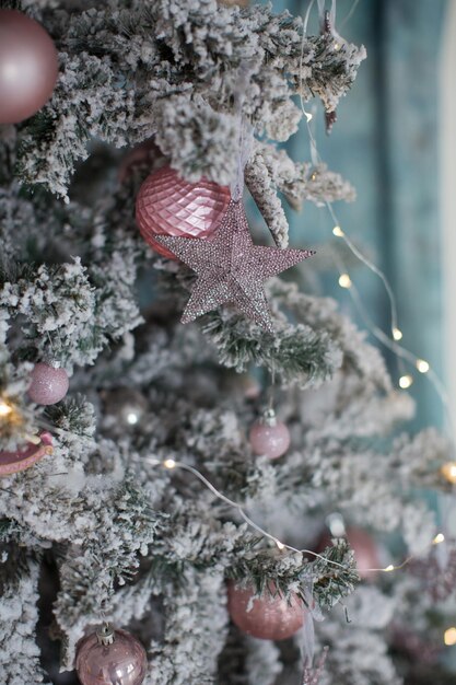 Kerstboom met roze en gouden versieringen
