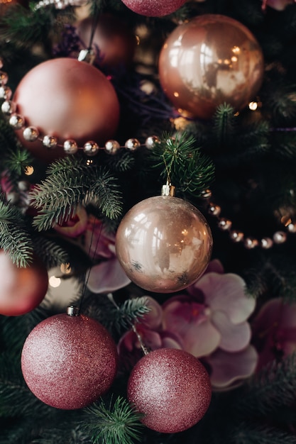 Kerstboom met roze geruite strikken en linten