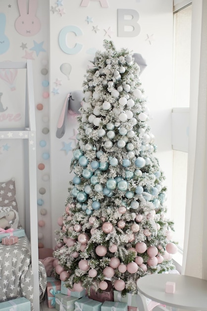 Kerstboom met schattige kleurrijke versieringen