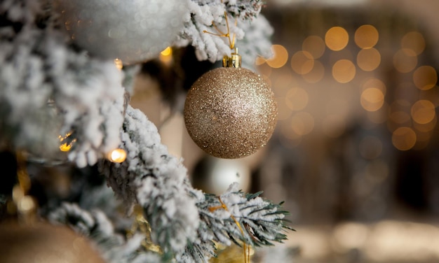 Kerstboom met speelgoed en decoratieve sneeuw voor een gelukkig nieuw jaar op achtergrond van bokee