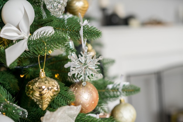 Kerstboom met speelgoed in een witte kerstkamer. Mooi ingericht huis met een kerstboom en mooie versieringen. Hoge kwaliteit foto