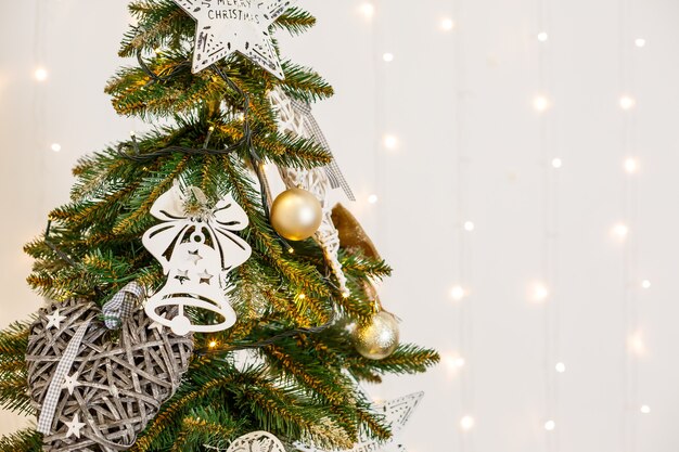 Kerstboom met speelgoed in een witte kerstkamer. Mooi ingericht huis met een kerstboom en mooie versieringen