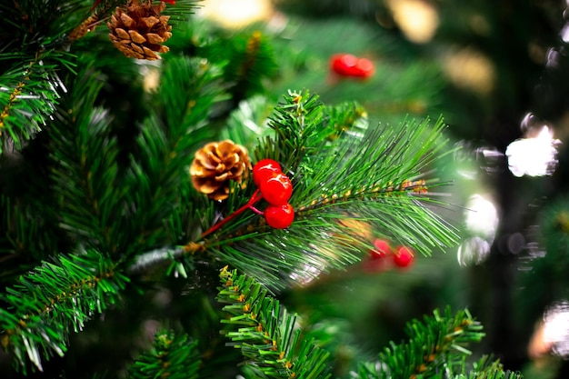 Kerstboom met versieringen en dennenappels, onscherpe achtergrond met bokeh. Nieuwjaar en Kerstmis vieren.