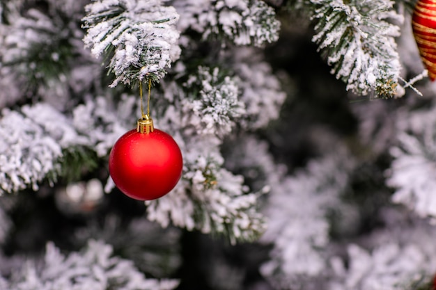 Kerstboom met versieringen en sneeuw