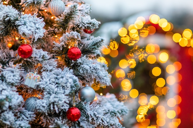 Kerstboom met versieringen en sneeuw