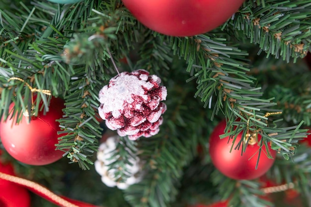 Kerstboom met versieringen voor de feestelijke kerstperiode