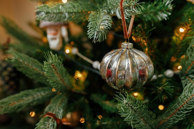 Kerstboom met vintage kerstballen en gouden lampjes van dichtbij Modern ingerichte kersttakken