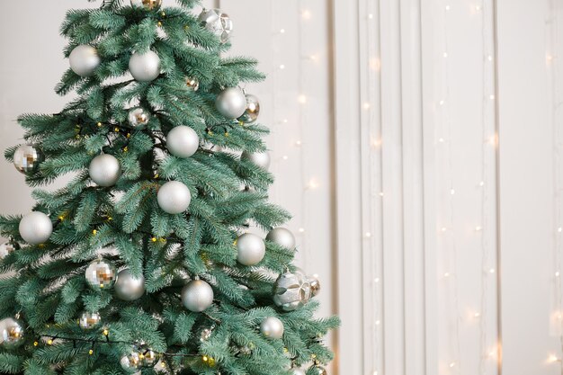 Kerstboom met zilveren decoratiespeelgoed. Oud en Nieuw is binnenkort