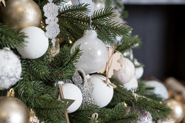 Kerstboom nieuwjaar huisdecoraties gouden en zilveren ballen feestelijke boom versierd met slinger