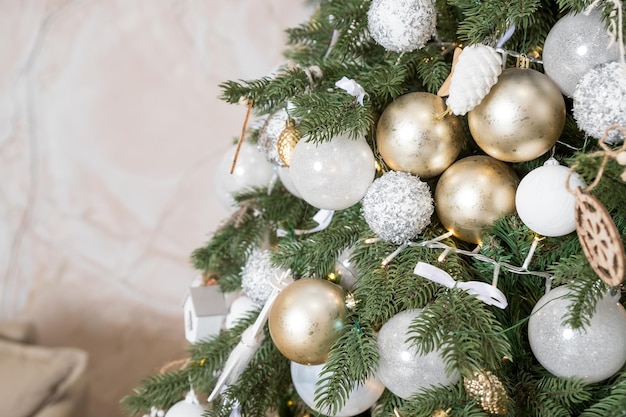 Kerstboom nieuwjaar huisdecoraties gouden en zilveren ballen feestelijke boom versierd met slinger