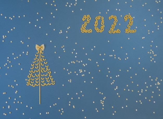 Kerstboom omzoomd met droge pasta en nummers 2022