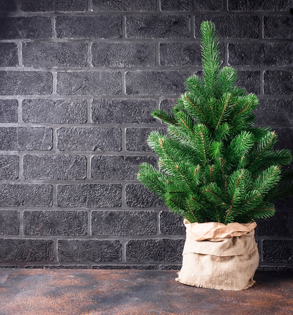 Kerstboom op bakstenen muur