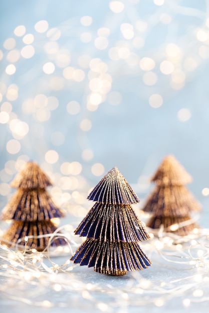 Kerstboom op bokeh achtergrond.