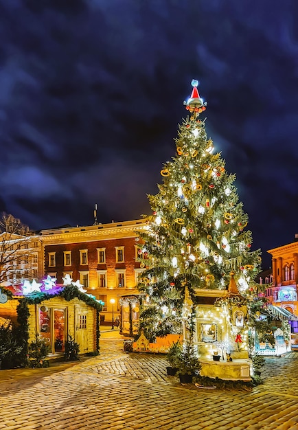 Kerstboom op de kerstmarkt van de nacht op het Domplein in Riga in Letland in de winter.