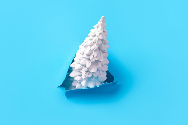 Kerstboom op een blauw, minimalistisch concept