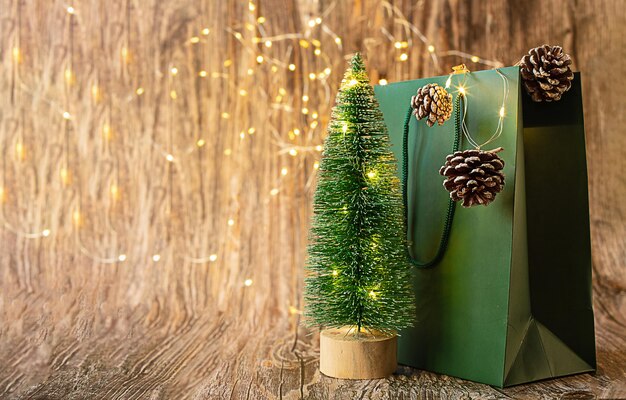 Kerstboom op een houten achtergrond met licht kerstcadeau