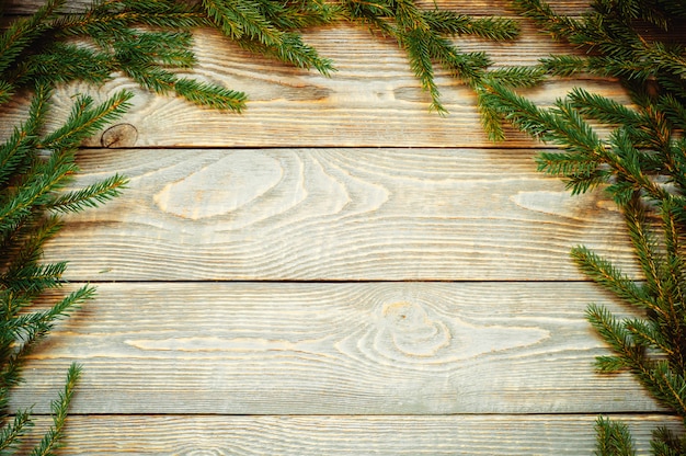 Kerstboom op een houten bord. Ruimte voor tekst.