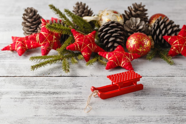 Kerstboom op een oude houten tafel