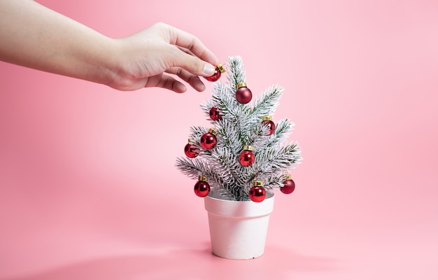 Kerstboom op een roze achtergrond