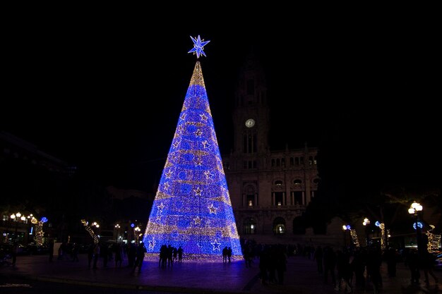 Kerstboom op een stadsplein in Porto Portugal