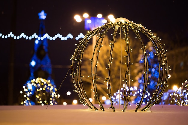 Kerstboom op het centrale plein op een winternacht in de sneeuw