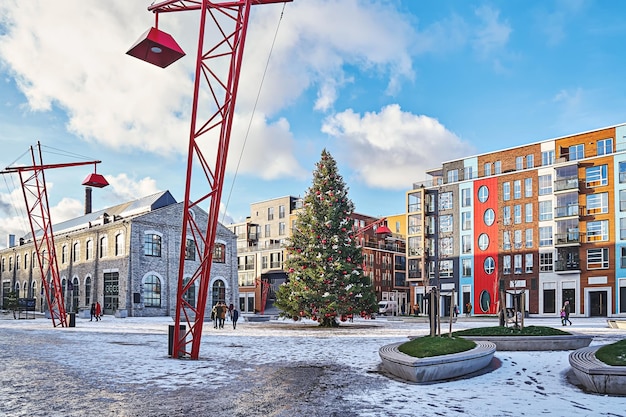 Kerstboom op het centrale plein van de wijk Port Noblessner in Tallinn