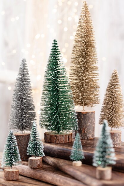 Kerstboom op houten, bokeh achtergrond. Kerst vakantie viering concept. Wenskaart.