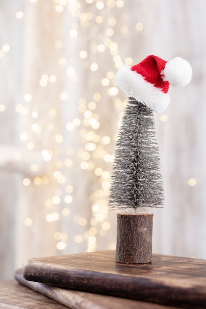 Kerstboom op houten, bokeh achtergrond. Kerst vakantie viering concept. Wenskaart.