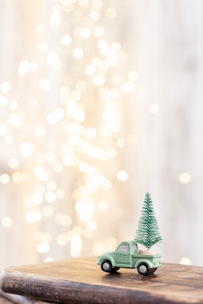 Kerstboom op houten, bokeh achtergrond. Kerst vakantie viering concept. Wenskaart.