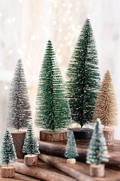 Kerstboom op houten, bokeh achtergrond. kerst vakantie viering concept. wenskaart.