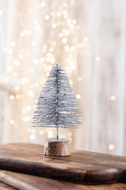 Kerstboom op houten, bokeh achtergrond. Kerst vakantie viering concept. Wenskaart.