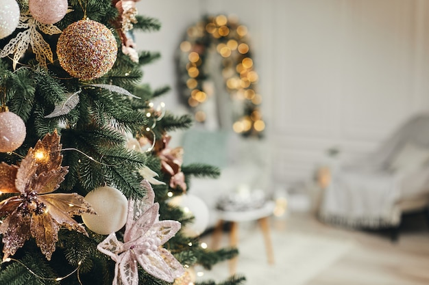 Kerstboom op onscherpe achtergrond van kerst versierde interieur.