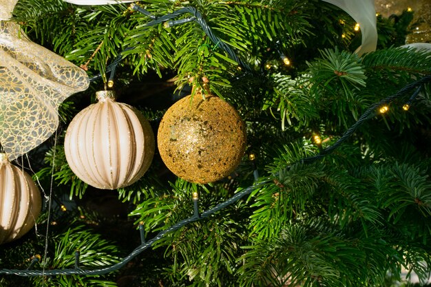 Kerstboom op onscherpe achtergrond