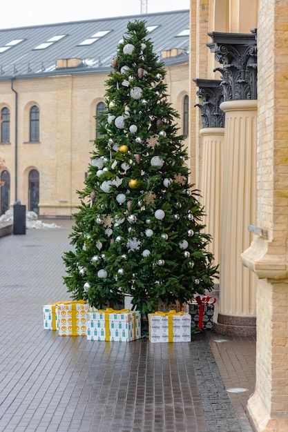 Kerstboom op straat. sfeer van het nieuwe jaar