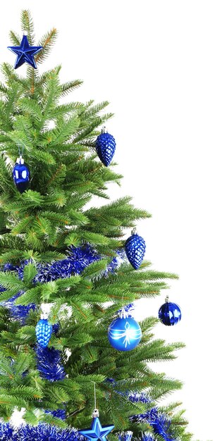 Kerstboom op wit wordt geïsoleerd