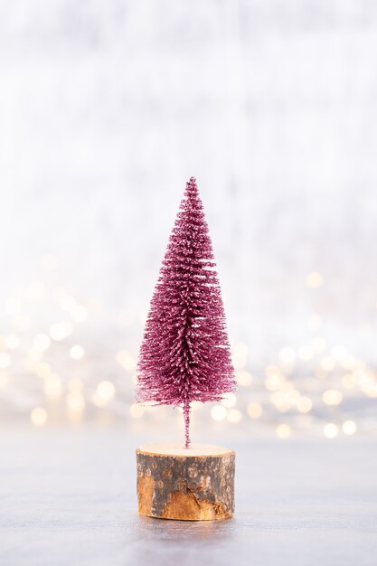 Kerstboom op zilver, bokeh achtergrond